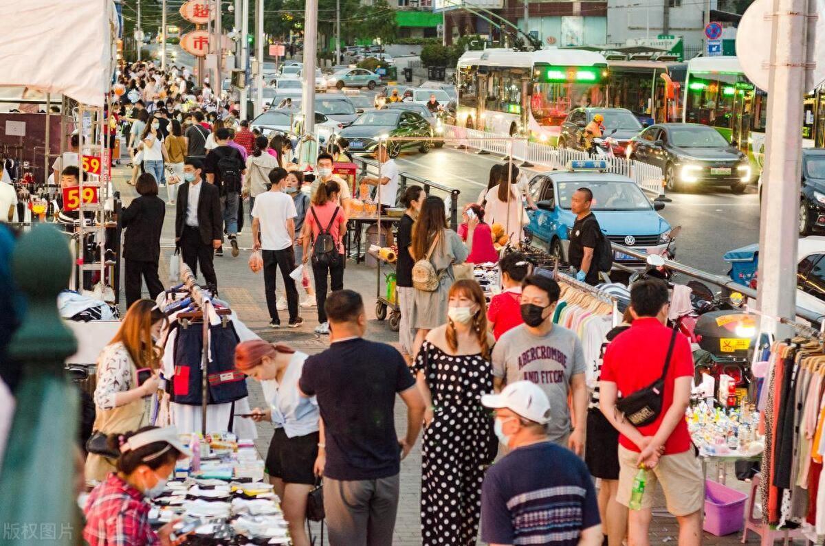 摆地摊的_摆地摊卖什么最赚钱而且很受欢迎_摆地摊卖点啥好