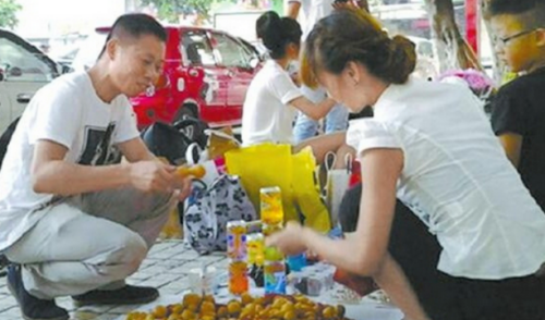 摆地摊的_摆地摊卖点啥好_摆地摊卖什么最赚钱而且很受欢迎