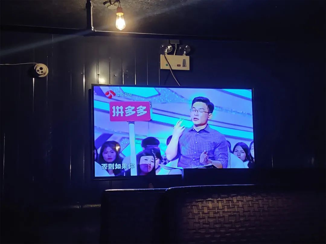 酒吧蹦迪乱吗_为什么在酒吧蹦迪都随便亲_酒吧随便亲蹦迪合法吗