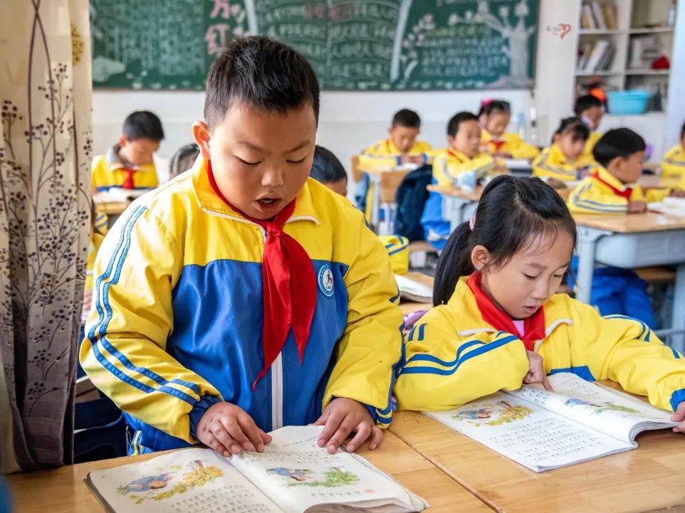 河南实验中学红色校服最全视频_河南实验中学红色眼镜叫什么_河南省实验中学粉色校服