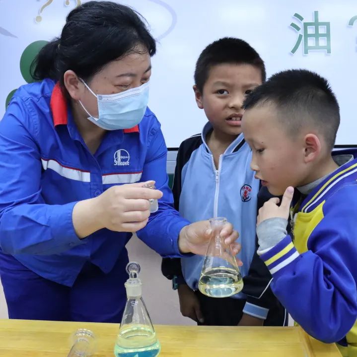 河南实验中学红色眼镜叫什么_河南实验中学红色校服最全视频_河南省实验中学粉色校服