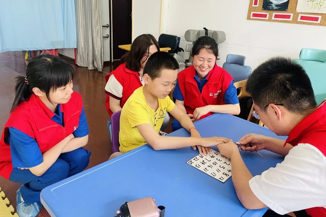 河南实验中学红色校服最全视频_河南省实验中学粉色校服_河南实验中学红色眼镜叫什么